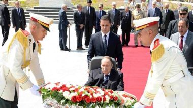 Le président Bouteflika se recueille à la mémoire des martyrs de la Guerre de libération