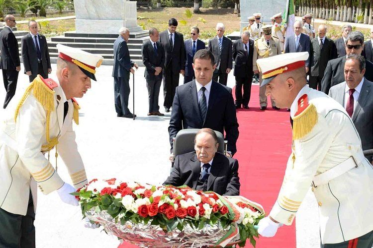 Le président Bouteflika se recueille à la mémoire des martyrs de la Guerre de libération