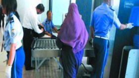 توقيف صحافية في “لوموند” بمطار الجزائر بحوزتها أعيرة نارية