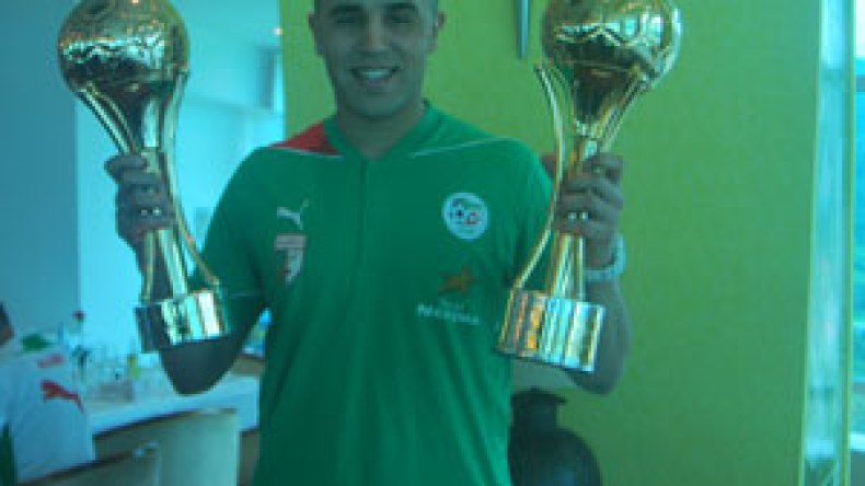 مجيد بوقرة يستلم جائزة احسن لاعب عربي 2010( فيديو )
