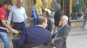 بوحجة يتجول في شوارع العاصمة ويلتقط صورا مع المارة