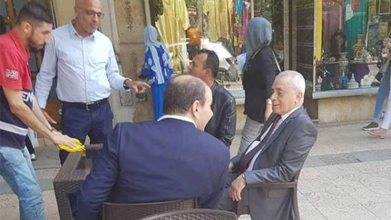 بوحجة يتجول في شوارع العاصمة ويلتقط صورا مع المارة