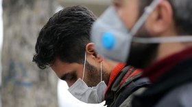 تخزين المواد الغذائية والاستهزاء من كل من يرتدي “كمامة”