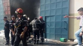 حريق يتلف مخزنا بمصنع بسكويت في البويرة