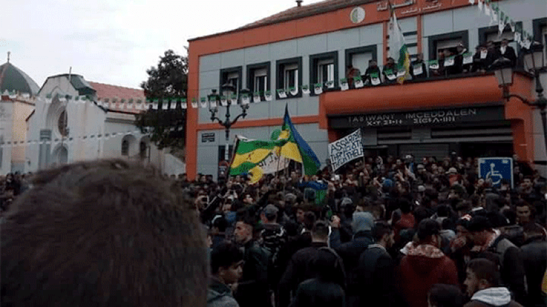 جرحى وتوقيفات في مواجهات بين الأمن وطلبة بالبويرة