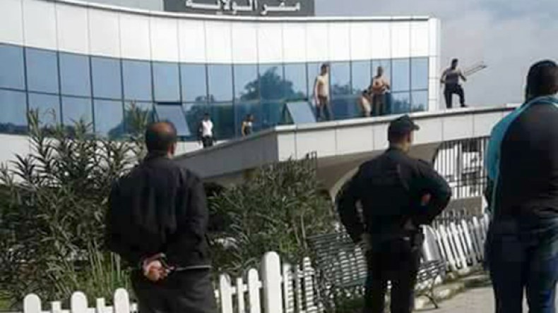 7 شبان يهددون بالإنتحار الجماعي بسبب السكن بالبويرة