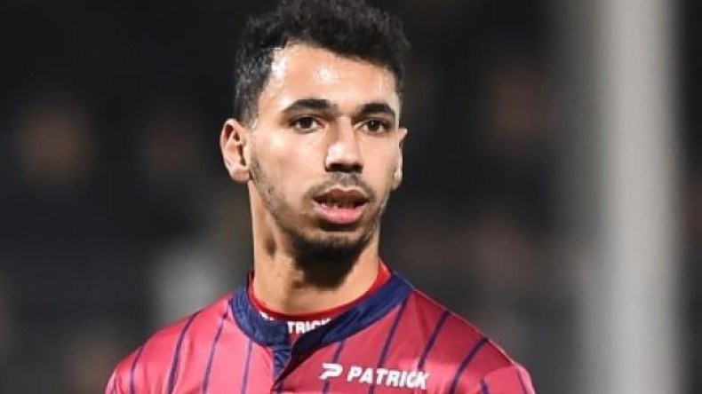 إبعاد لاعب جزائري من فريق فرنسي والسبب..