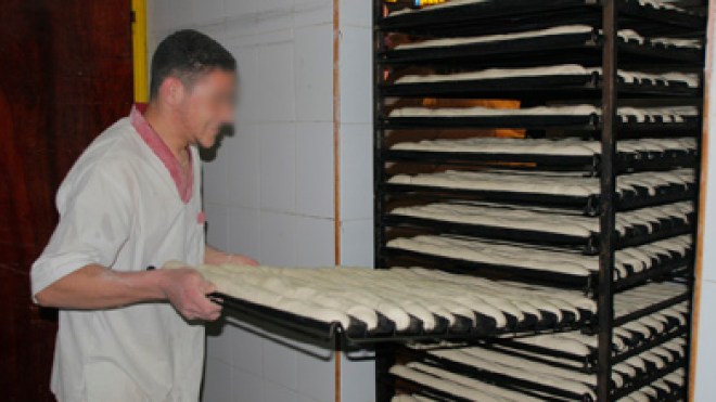 الجزائريون يستهلكون خبزا محشيا بالجراثيم والبيكتيريا