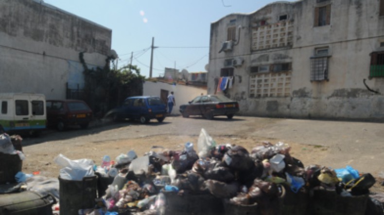 مواطنون يسكنون في جحور بقلب العاصمة منذ 30سنة