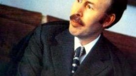 أرادها أن تكون أم كلثوم الجزائر.. وعاقبها بعد كامب ديفيد