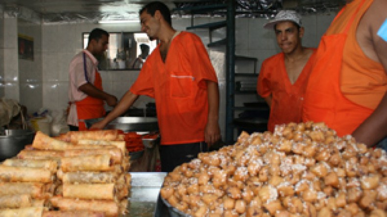 إستيراد أئمة للتراويح وحمود بوعلام وطباخين جزائريين للشربة والبوراك في تونس