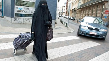 Les députés suisses votent l'interdiction de la burqa dans certains lieux