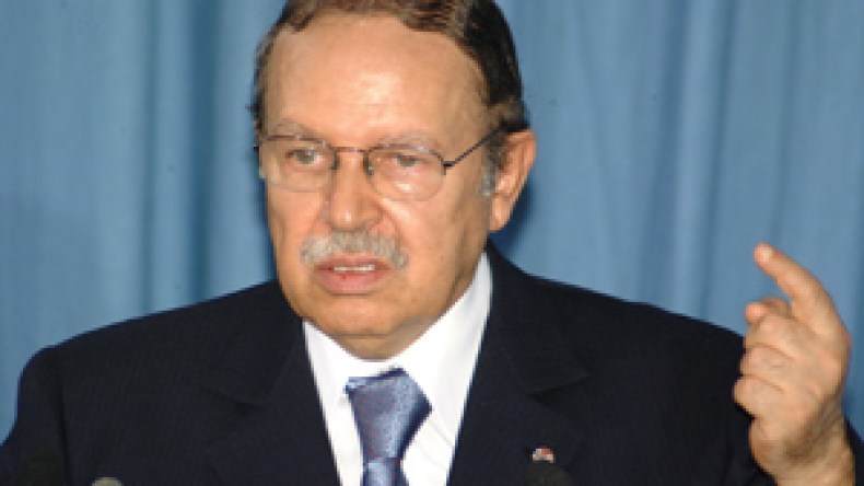 بوتفليقة يعلن عن مراجعة قريبة لقانون الإعلام