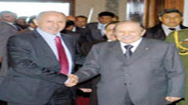 Le président Bouteflika s’entretient en tête-à-tête avec le président du CNT libyen