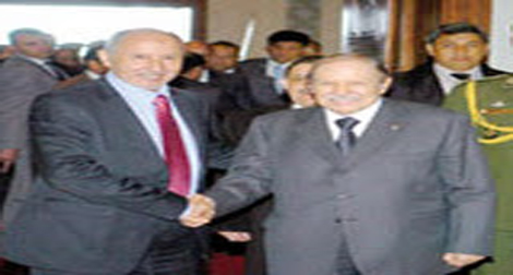 Le président Bouteflika s’entretient en tête-à-tête avec le président du CNT libyen