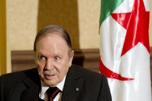Le président Bouteflika met fin aux fonctions du CEM de la défense aérienne du territoire