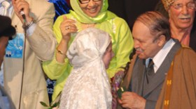 بوتفليقة يشارك الفنّانين احتفالهم والزهوانية تهتف “بوتفليقة رئيسنا”