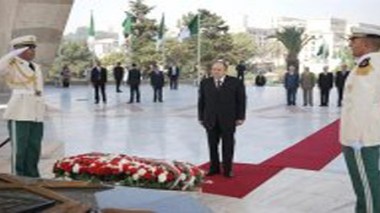 Le président Bouteflika se recueille à la mémoire des martyrs de la Révolution