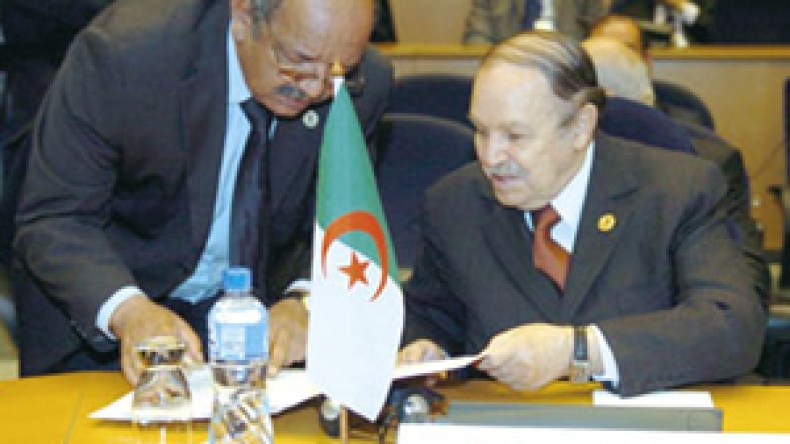 بوتفليقة: المساعدات الخارجية والاستثمارات الأجنبية بإفريقيا لا تغطي حاجتها