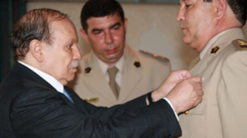 12 جنرالا جديدا و 3 ألوية واحالة 25 ضابطا ساميا على التقاعد