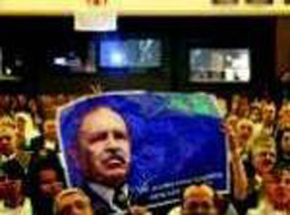 Paris: Large campagne pour Bouteflika