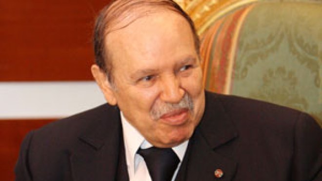 الرئيس بوتفليقة يجدد حرصه على مواصلة العمل للارتقاء بعلاقات التعاون بين الجزائر وليبيا