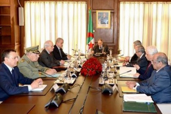 Bouteflika préside un Conseil de sécurité sur la situation dans la région