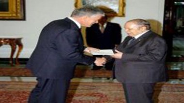 Le président Bouteflika reçoit le nouvel ambassadeur français