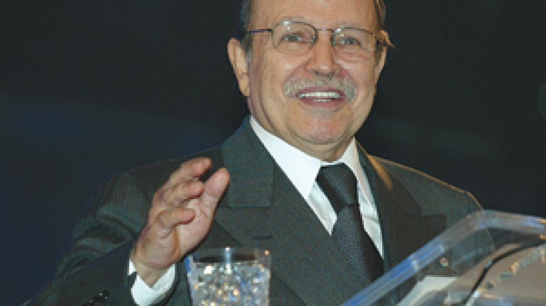 استقبال حاشد لبوتفليقة بعنابة