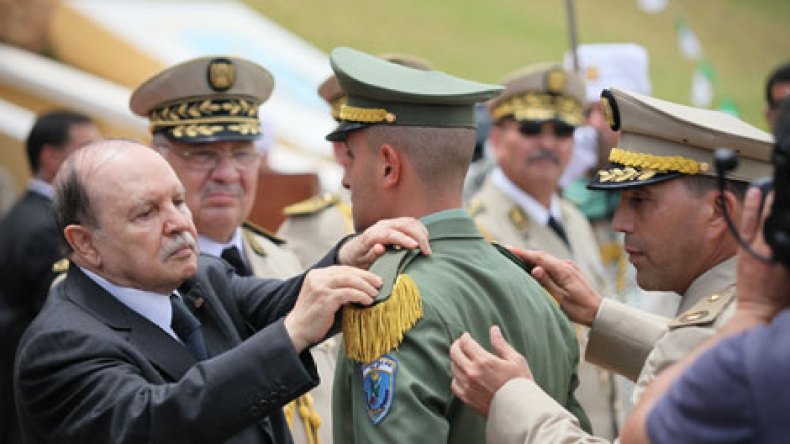 30 عميدا وعقيدا جديدا وترقية 35 مقدما إلى عقيد