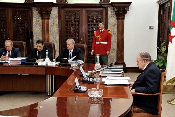 Bouteflika convoque un conseil restreint sur la situation économique