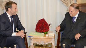 بوتفليقة يتحادث مع ماكرون هاتفيا