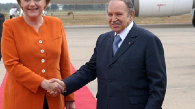 بوتفليقة وميركل يحضران إبرام أول عقد في مشروع إنجاز المسجد الأعظم