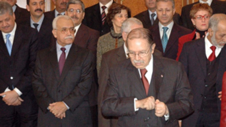 بوتفليقة يُحاصر وزراءه لضمان تنفيذ وعود العهدة الثالثة