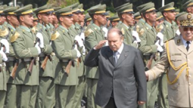 Bouteflika préside la cérémonie de la remise des grades à l’AMIA de Cherchell et Gaid Salah s’engage à extirper le terrorisme et à respecter la Charte pour la paix et la réconciliation nationale