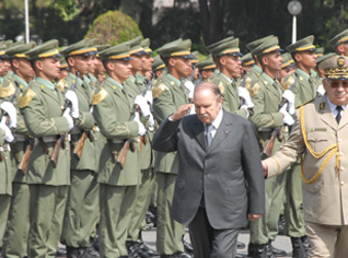 Bouteflika préside la cérémonie de la remise des grades à l’AMIA de Cherchell et Gaid Salah s’engage à extirper le terrorisme et à respecter la Charte pour la paix et la réconciliation nationale
