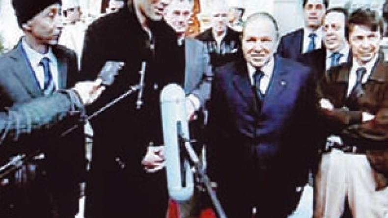 بوتفليقة  يستقبل  زيدان  رفقة  شقيقيه  السعيد  ومصطفى