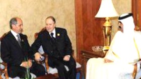 بوتفلقية يلتقي عبدالجليل بوساطة قطرية