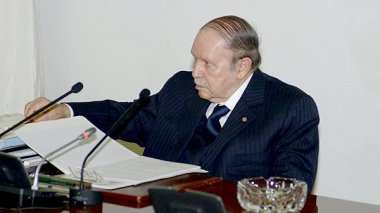Bouteflika signe la LF 2018