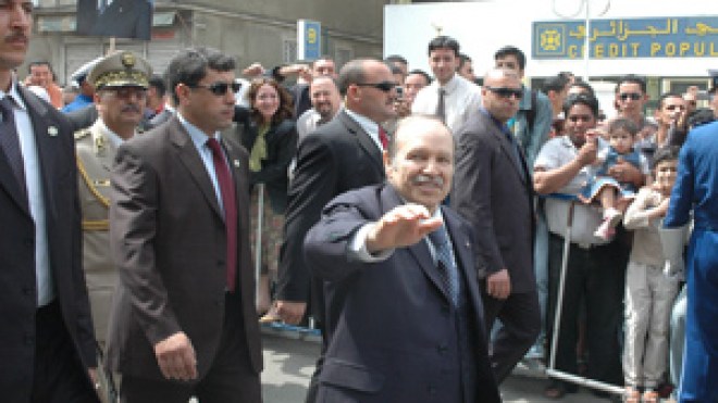 بوتفليقة يتحدى التهديدات الإرهابية ويوجه رسائل مشفرة