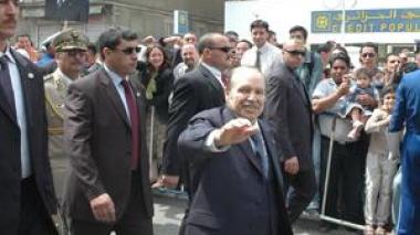 Le Président Bouteflika déroge aux règles protocolaires en effectuant une visite d’inspection surprise dans les wilayas d’Alger et de Blida