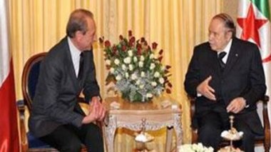 Le président Bouteflika reçoit Bertrand Delanoë