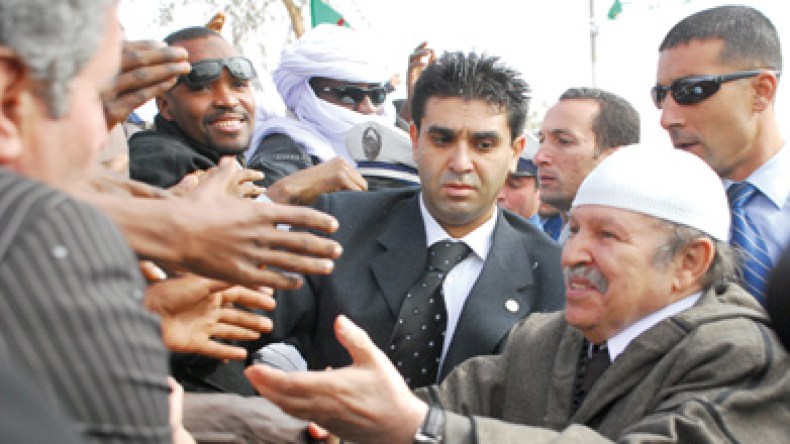 بوتفليقة سيعلن ترشحه لعهدة ثالثة في تجمع شعبي حاشد بالعاصمة