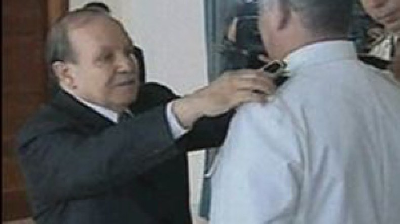 بوتفليقة يقلّد 14 عميدا إلى رتبة لواء و24 عقيدا إلى رتبة عميد