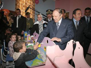 Un million et demi de signatures en faveur de Bouteflika