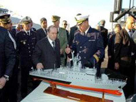 Le président de la République visite la base navale principale de Mers El Kébir (Oran)