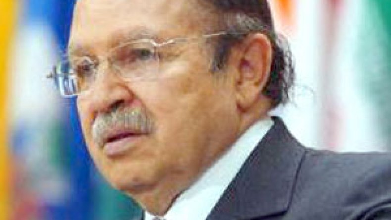 بوتفليقة يلتمس الأعذار لـ”الحراڤة” ويدعوهم إلى الصبر والبقاء بالجزائر