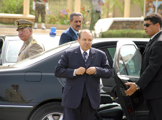 Bouteflika réinvestit le terrain