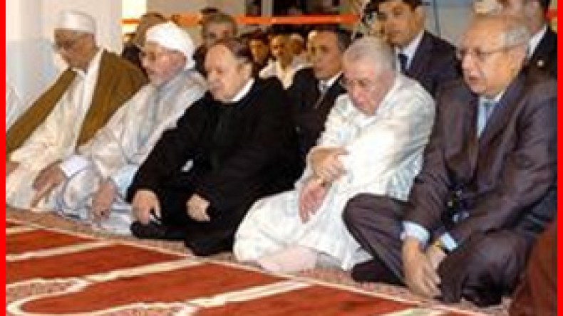 بوتفليقة يؤدي صلاة العيد في غياب غالبية الوزراء