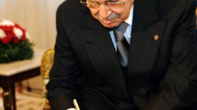 بوتفليقة يتخلى عن وصايته على الوظيف العمومي